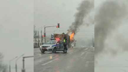 В Гродно на дороге загорелся лесовоз. Где перекрыли движение?