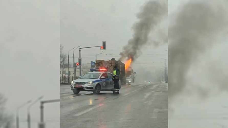 В Гродно на дороге загорелся лесовоз. Где перекрыли движение?