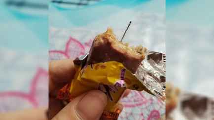 «Это нелюди» — Жительница Калинковичей пожаловалась на иглу в конфете после Колядок