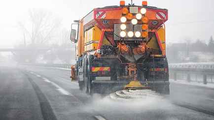 Дорожники признали нерентабельной экспериментальную противогололедную смесь, которой посыпали улицы Минска