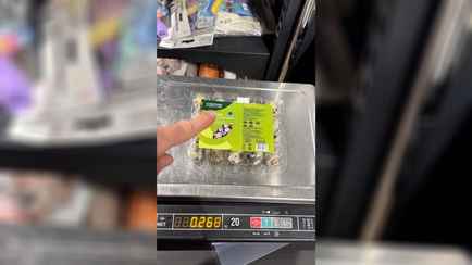 В TikTok показали, как в белорусских магазинах «сэкономить» на перепелиных яйцах. Зрители усомнились, что «это так работает»