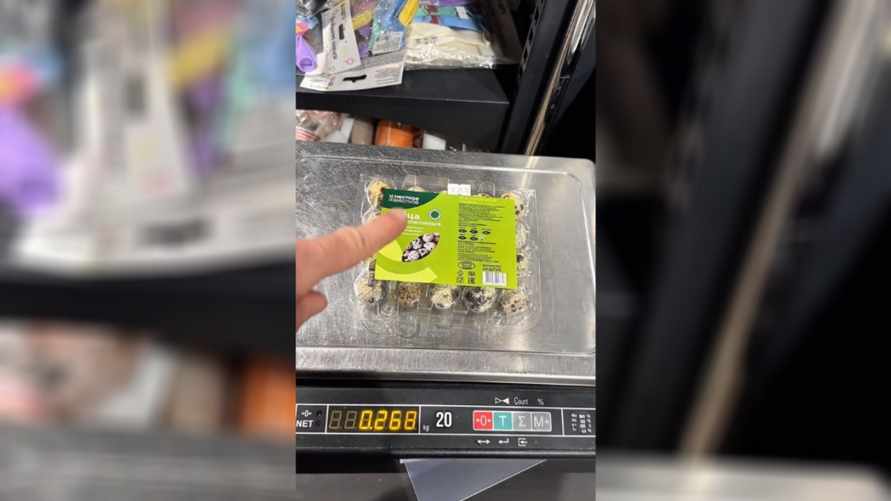 В TikTok показали, как в белорусских магазинах «сэкономить» на перепелиных яйцах. Зрители усомнились, что «это так работает»