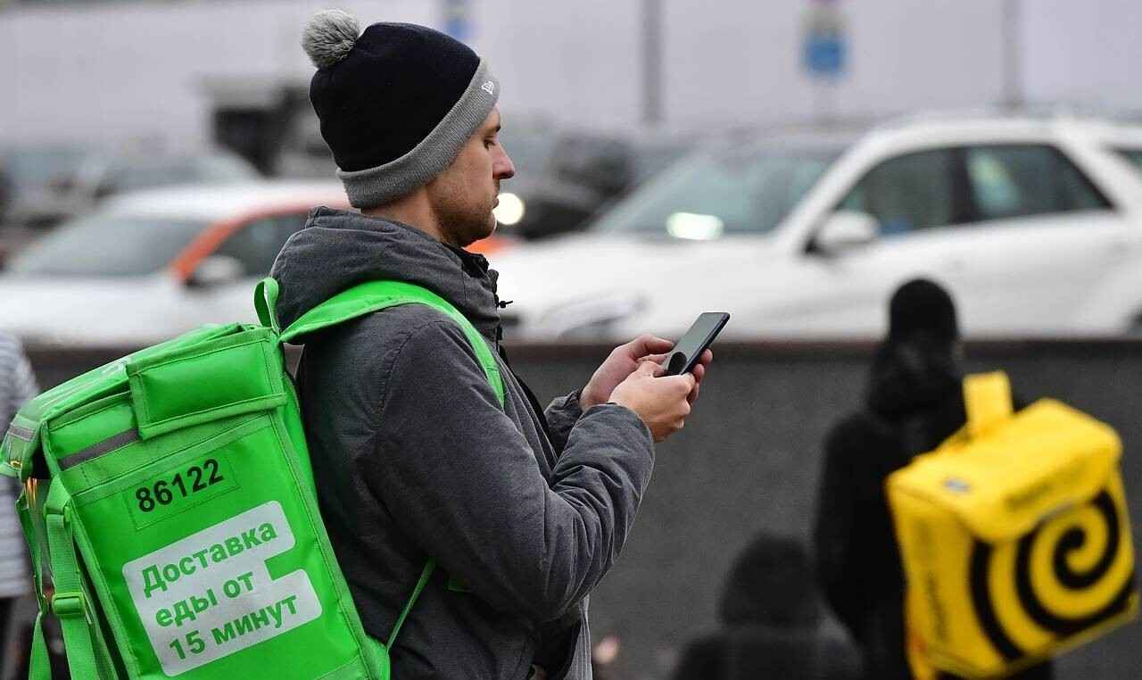 Зарплата до 8330 рублей. Минчанам с авто предложили работу курьером