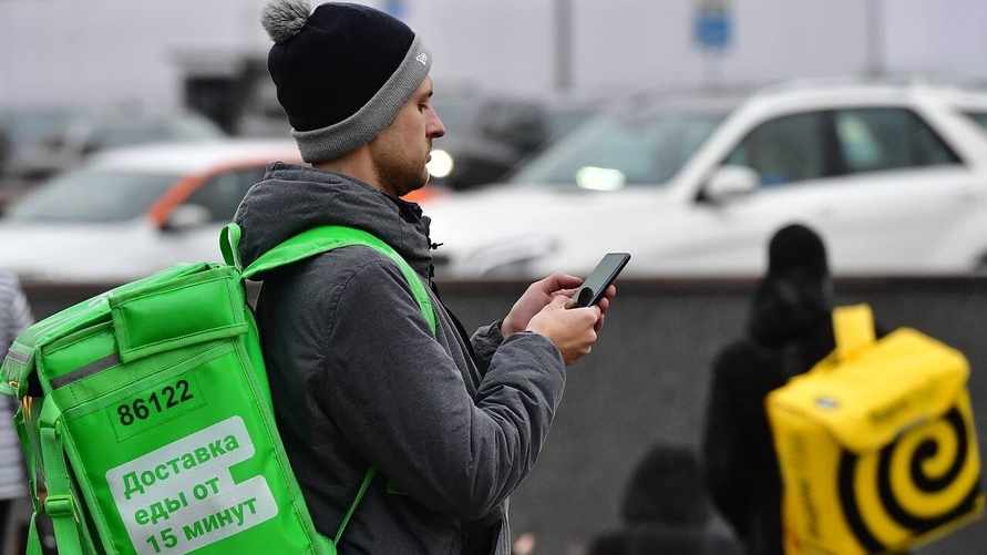 Зарплата до 8330 рублей. Минчанам с авто предложили работу курьером