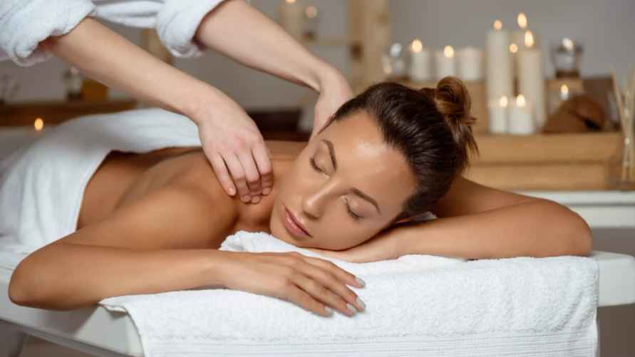 Сертификаты на расслабляющий массаж или SPA посчитали хорошим подарком сразу несколько собеседниц. Хотя нашлись и те, кто посчитал подарки на "процедуры с телом" неуместными. Фото: Freepik