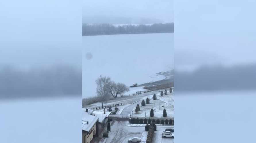 «Что за самоуправство?» - В TikTok показали, почему в этом году «не задалась» зимняя рыбалка на Минском море