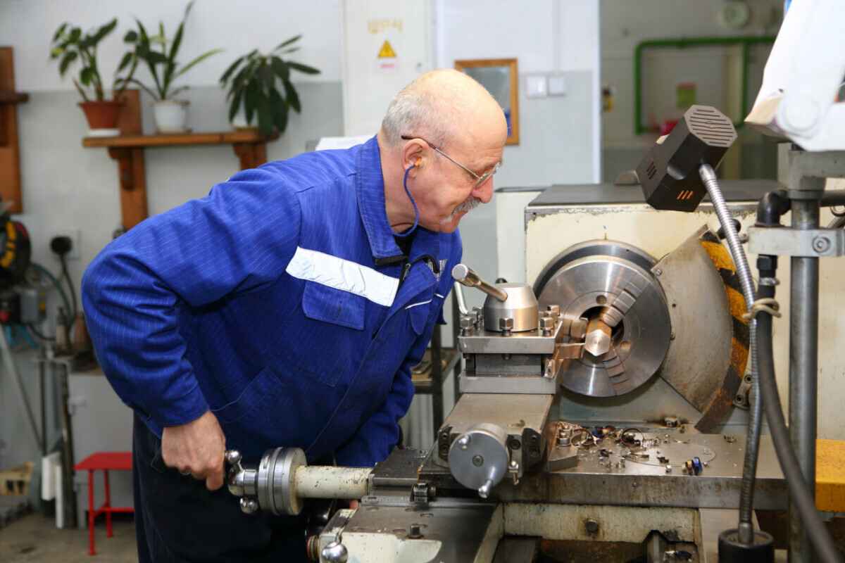 Зарплата — 5000 рублей. Белорусам со «школой за плечами» предложили работу токарем