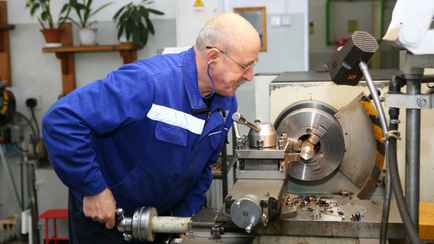 Зарплата — 5000 рублей. Белорусам со «школой за плечами» предложили работу токарем