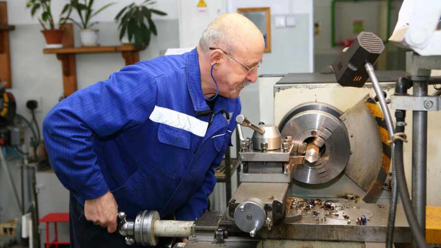 Зарплата — 5000 рублей. Белорусам со «школой за плечами» предложили работу токарем