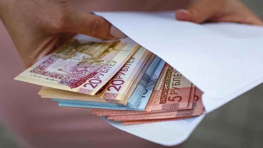 Некоторые жещины назвали дарение денег уместным, а кто-то даже лучшим подарком. Важно лишь, что бы сума не была "ценой букета". Фото: Pexels