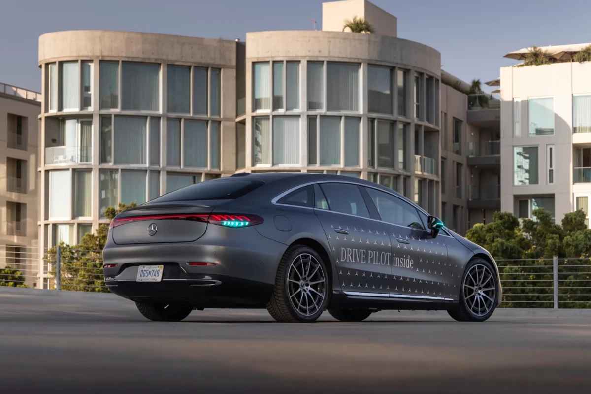 Скоро на всех новых машинах? Mersedes впервые получил право ставить на свои машины бирюзовые габариты