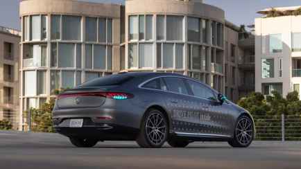 Скоро на всех новых машинах? Mersedes впервые получил право ставить на свои машины бирюзовые габариты