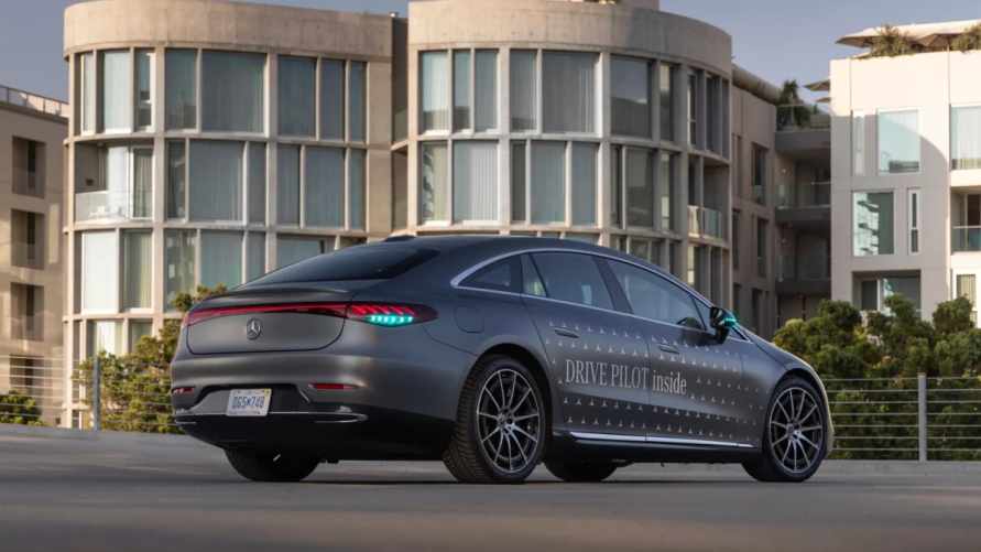 Скоро на всех новых машинах? Mersedes впервые получил право ставить на свои машины бирюзовые габариты