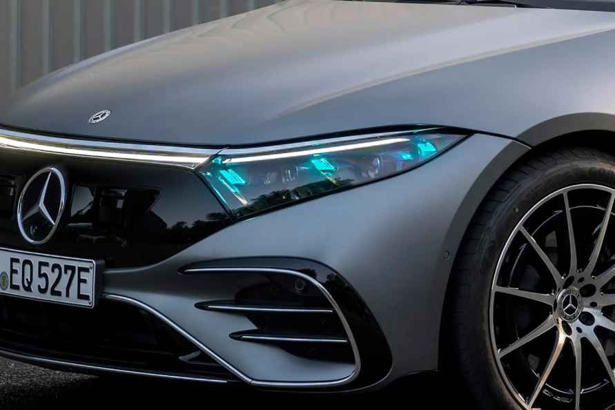 Скоро на всех новых машинах? Mersedes впервые получил право ставить на свои машины бирюзовые габариты