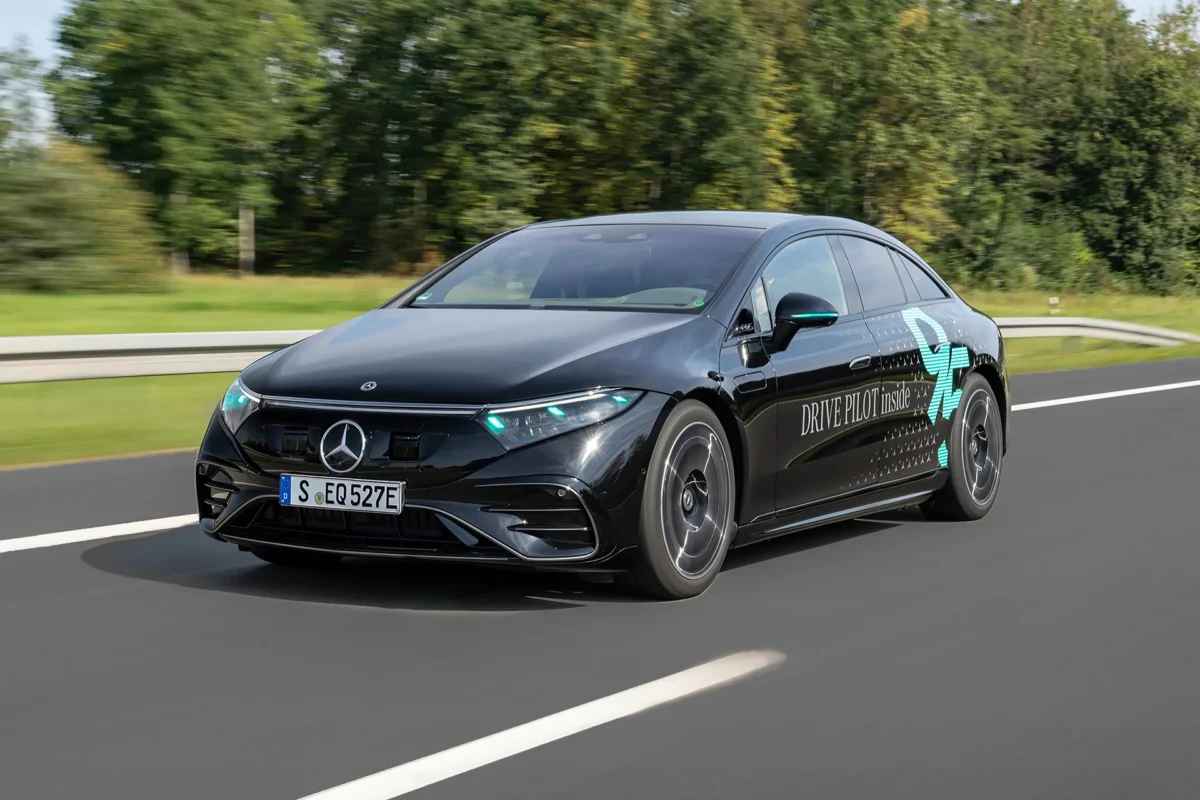 Скоро на всех новых машинах? Mersedes впервые получил право ставить на свои машины бирюзовые габариты