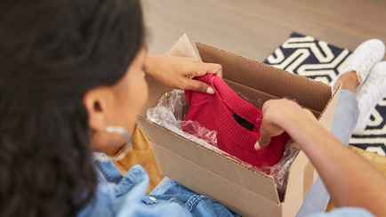 Нужно ли стирать одежду перед первой ноской? Эксперты назвали условия