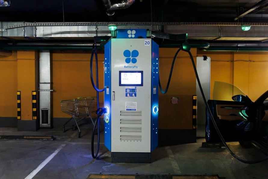 На станциях зарядки электромобилей в Минске решили ввести плату за простой