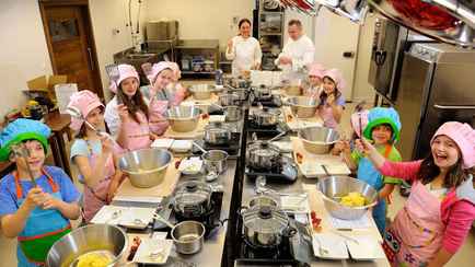 Минтруда разрешило несовершеннолетним белорусам работать поварами и кондитерами. Кем ещё?