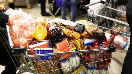 Одна из белорусских сетей объявила «черные» скидки до 49% на 580 товаров. Чем ответили конкуренты?