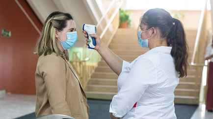 Минчанка пожаловалась, что в ТЦ выводят на экран фото посетителей с температурой. Так можно?