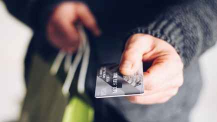 В Минтруда напомнили, что наниматель должен выдавать белорусам каждый месяц помимо зарплаты