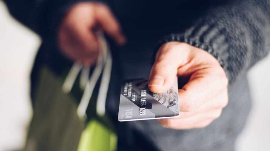 В Минтруда напомнили, что наниматель должен выдавать белорусам каждый месяц помимо зарплаты