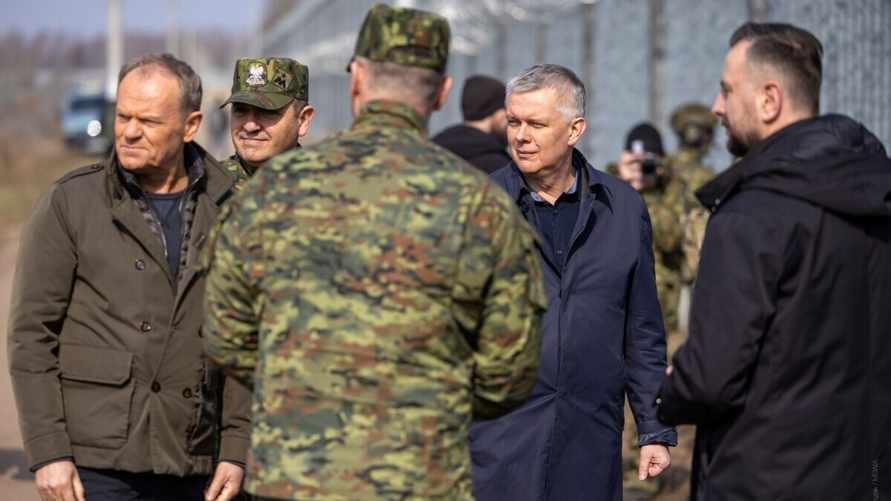 "Не всегда красиво" - Туск приехал на границу с Беларусью и пообещал "сражаться"