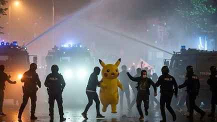 Протестующий в Турции Пикачу стал звездой интернета