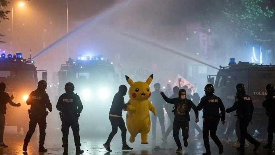 Протестующий в Турции Пикачу стал звездой интернета