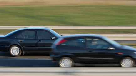 Можно ли кратковременно превысить скорость при обгоне? Автоинструктор объяснил нюансы и последствия