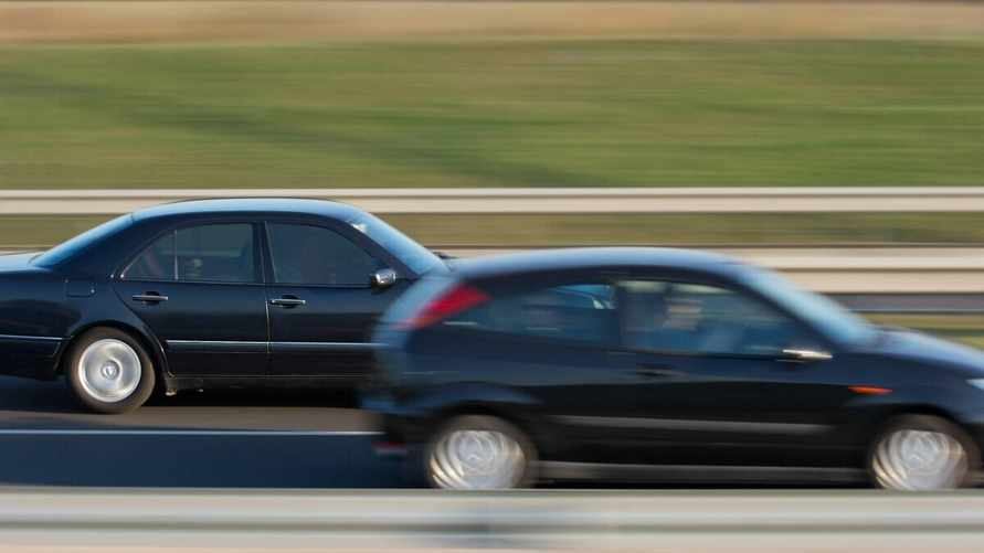 Можно ли кратковременно превысить скорость при обгоне? Автоинструктор объяснил нюансы и последствия