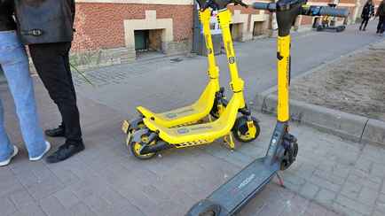 В Яндекс Go появятся самокаты? Минчане заметили на улицах новый кикшеринг