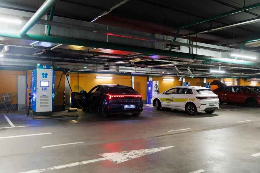 На станциях зарядки электромобилей в Минске решили ввести плату за простой