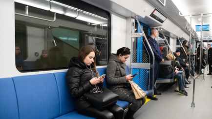 В минском метро рассказали, какое наказание грозит тем, кто смотрит видео на телефоне без наушников