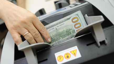 «Ни одну купюру» — Белоруска сняла $700 в банкомате одного банка, а другой их не принял. Что предложили в первом?