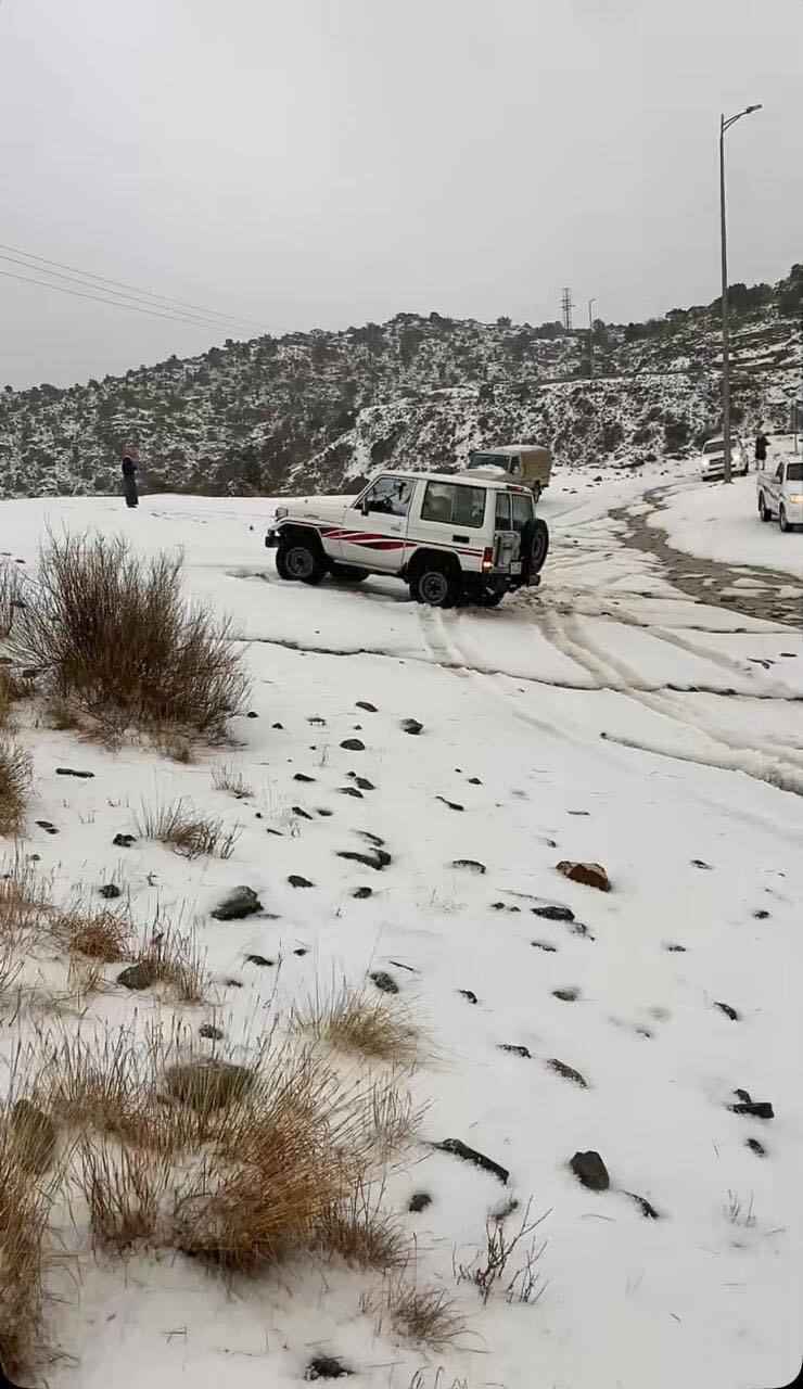 Едем кататься на лыжах? - Сильный град превратил пески Саудовской Аравии в заснеженные пейзажи