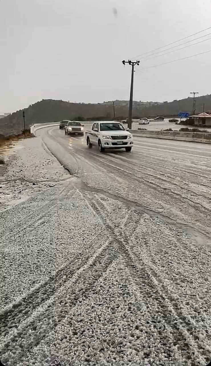 Едем кататься на лыжах? - Сильный град превратил пески Саудовской Аравии в заснеженные пейзажи