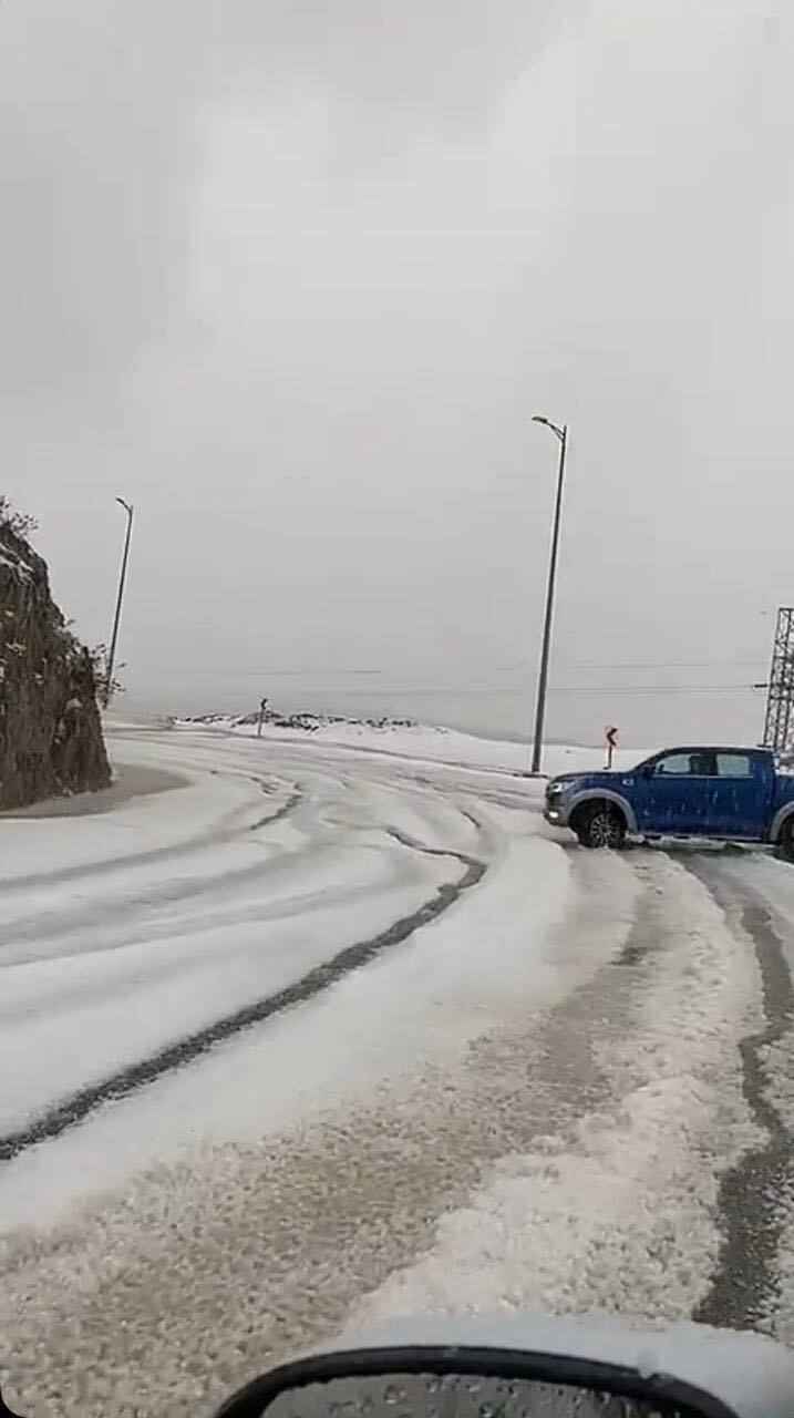 Едем кататься на лыжах? - Сильный град превратил пески Саудовской Аравии в заснеженные пейзажи