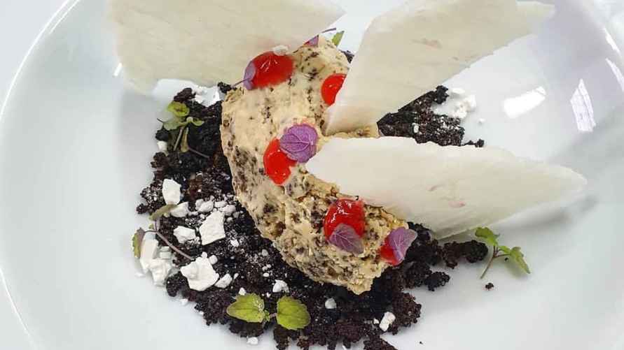 Мороженое из Бородинского хлеба. Для декора использованы шоколадная земля, гель из клюквы и лаймовый краст в виде пластин, фото: Владислава Дорошко