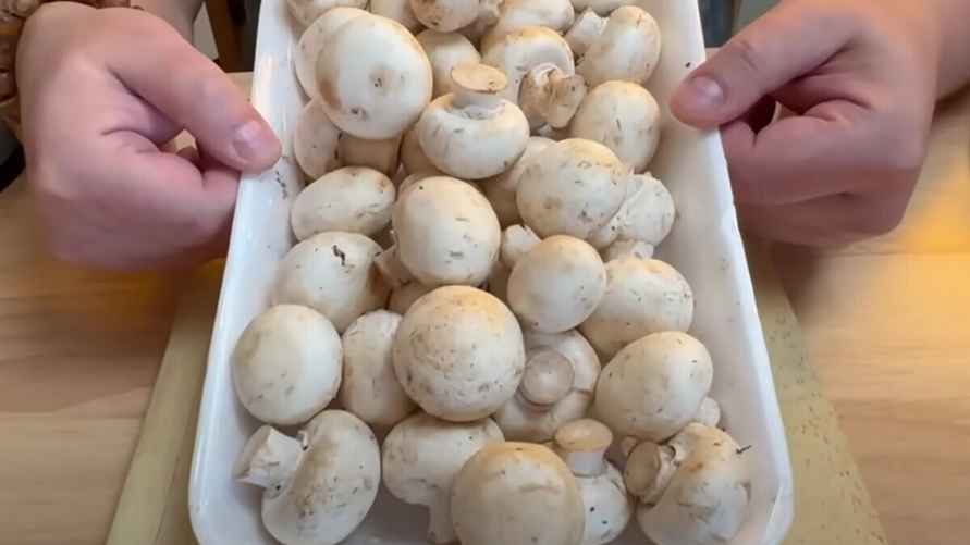 Михаил Вишневский рекомендует не покупать шампиньоны с характерными потемнениями, как на фото. Фото: YouTube Mikhail Vishnevskiy