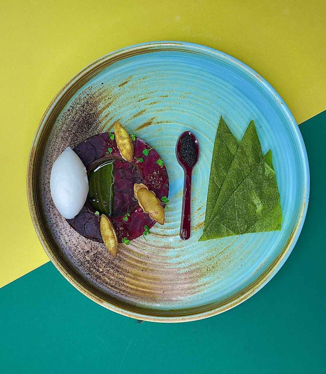 Тартар с чипсами из зелени