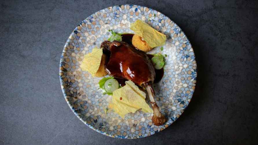 Утиная ножка с чипсами из картофельных обрезей, фото: Владислава Дорошко