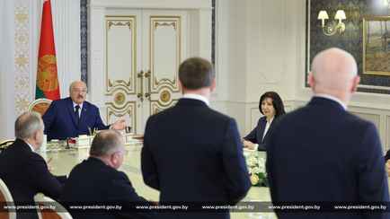 «Можете резко крутануть» — Лукашенко объяснил назначения премьер-министра и главы Нацбанка. Что за «горячая сковородка»?