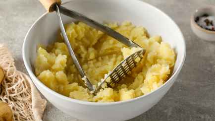 Добавьте в картофель вместо молока неожиданный продукт. Пюре получится как никогда кремовым и пышным