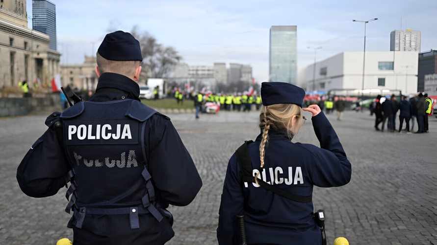 Власти решили раздать всем полякам пакеты на случай "кризиса". Что в них?