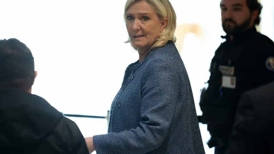 Суд в Париже запретил лидеру оппозиционной партии Ле Пен баллотироваться в президенты Франции