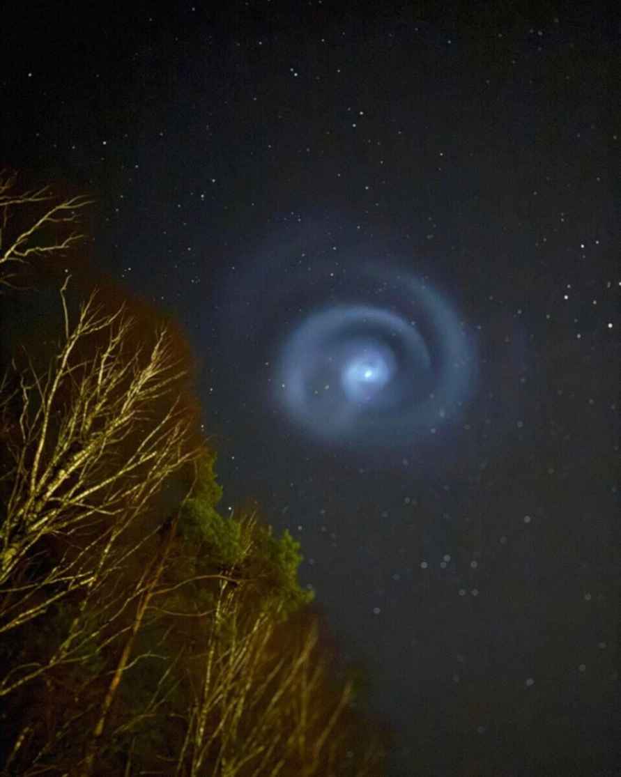 От нас что-то скрывают - Спиральная кротовая нора в небе над Европой вызвала переполох в соцсетях. Что это было?