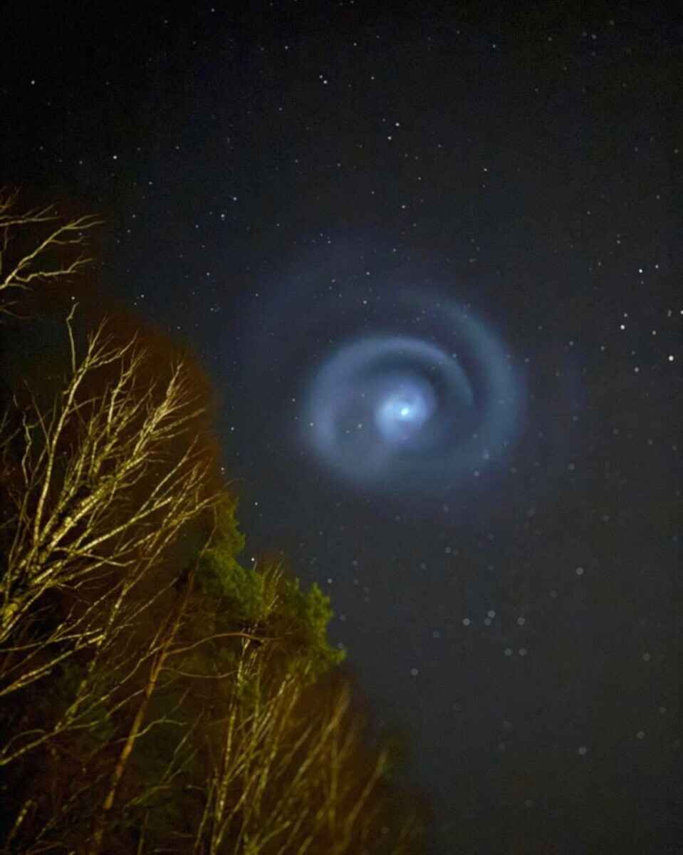 От нас что-то скрывают - Спиральная кротовая нора в небе над Европой вызвала переполох в соцсетях. Что это было?