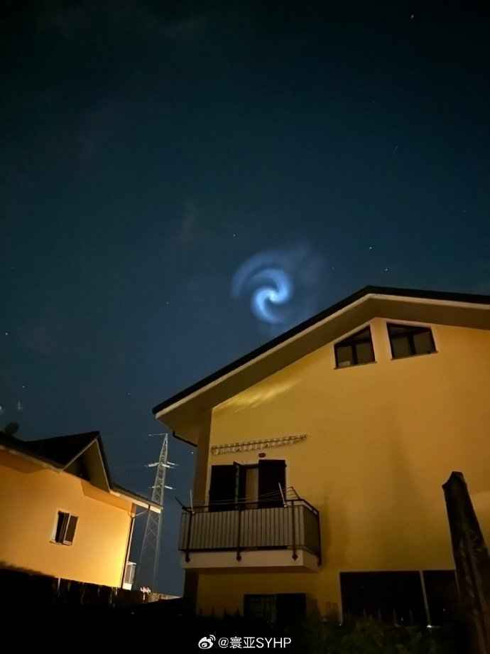 От нас что-то скрывают - Спиральная кротовая нора в небе над Европой вызвала переполох в соцсетях. Что это было?