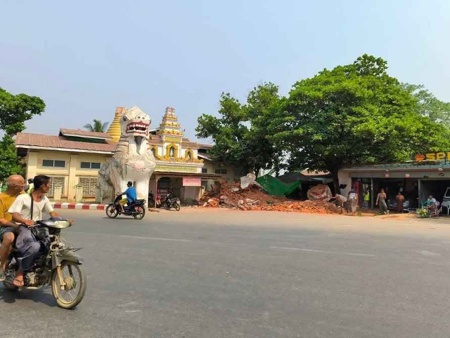 В Таиланде из-за землетрясения магнитудой 7,7 обрушило строящийся небоскрёб, в Мьянме – автомобильный мост